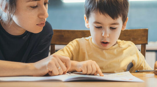 un enfant en train de lire